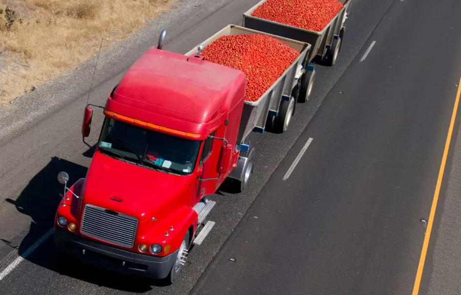 Caminhão vermelho transportando alimentos