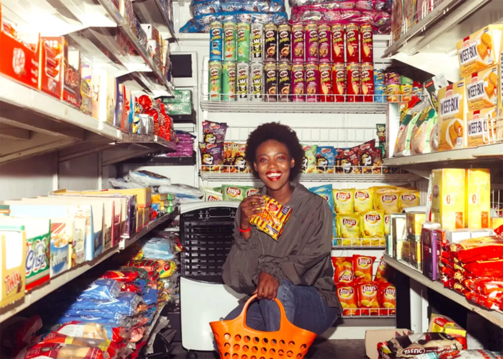 mulher feliz comprando em um Strip malls.