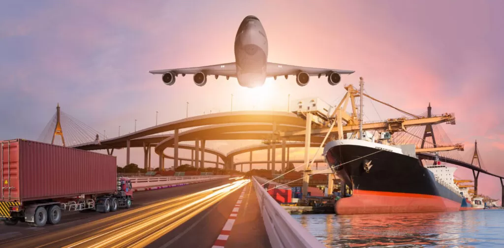 Imagem ilustrativa para texto Conceito de logística, com aviões, barcos e caminhões. 