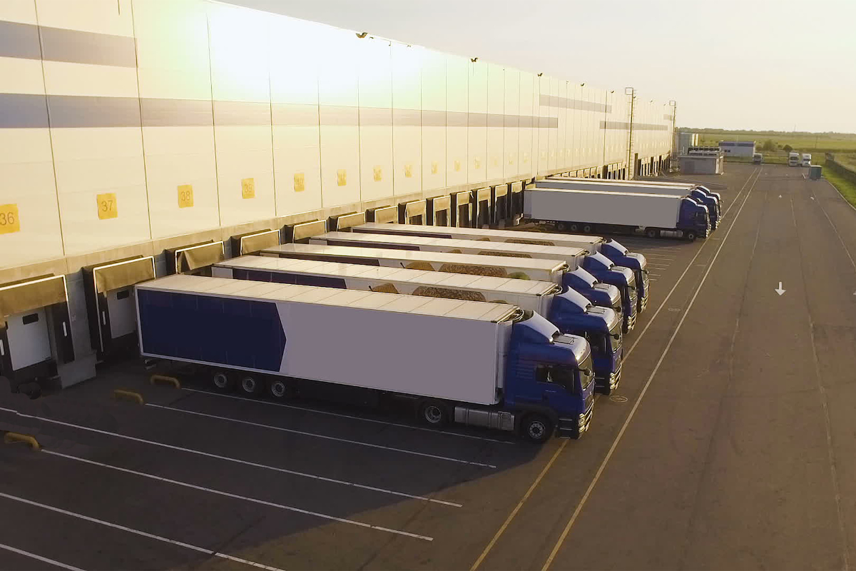 caminhões estacionados aguardando o carregamento de cargas, ilustrando a responsabilidade transportadora atraso entrega 1